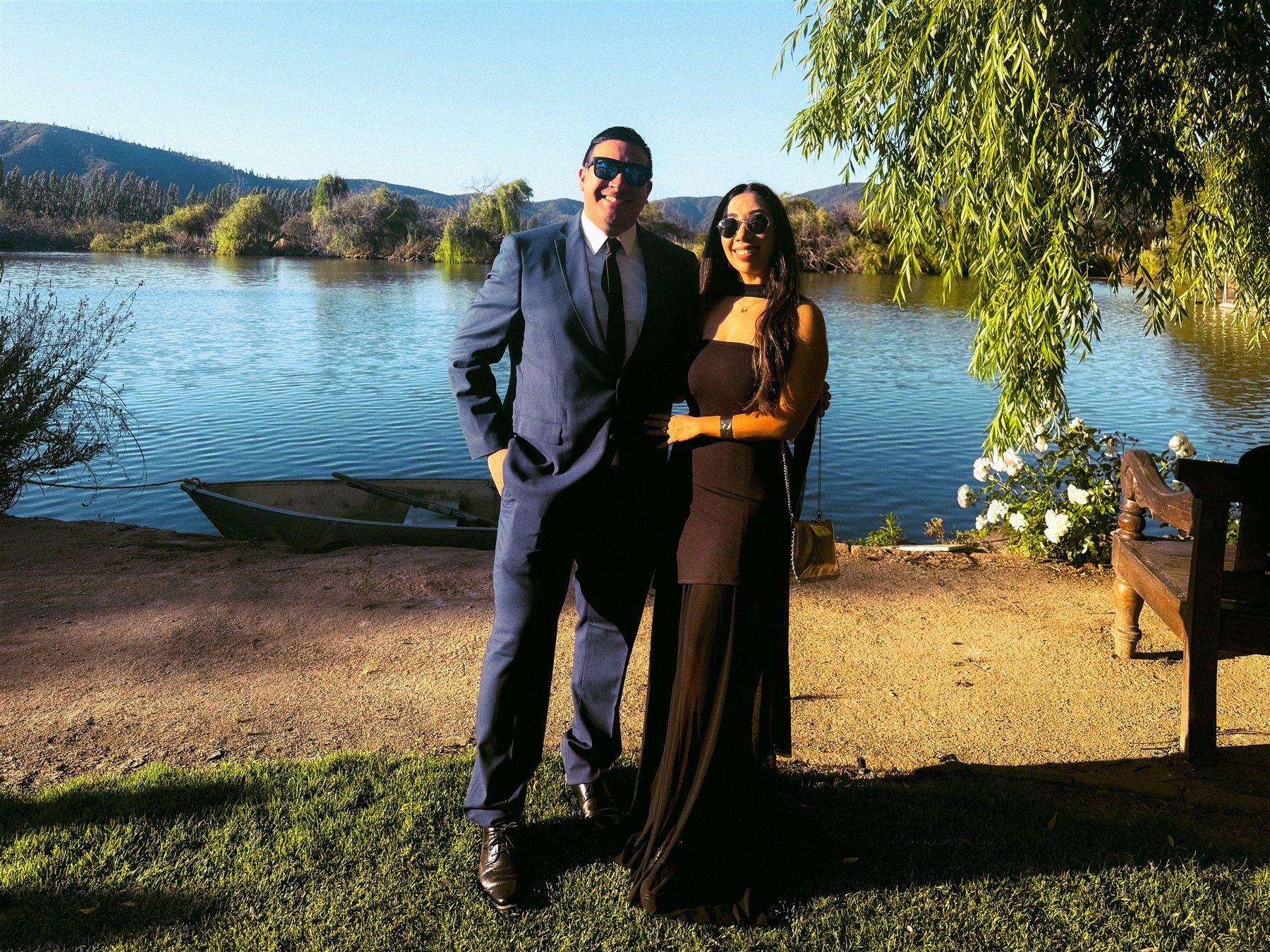 Camila y Fernando juntos a orillas del lago