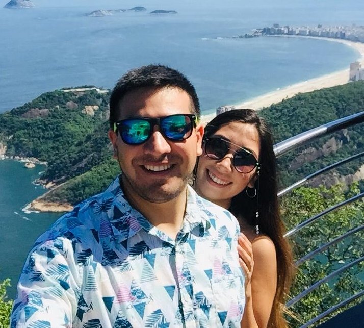 Camila y Fernando sonriendo en un mirador sobre el mar